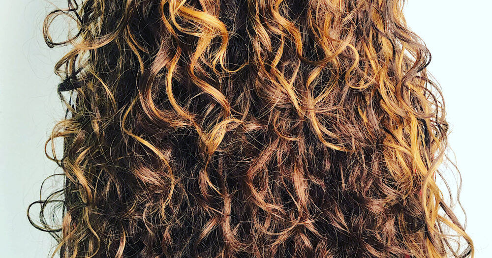 髪のうねり カーリーヘア