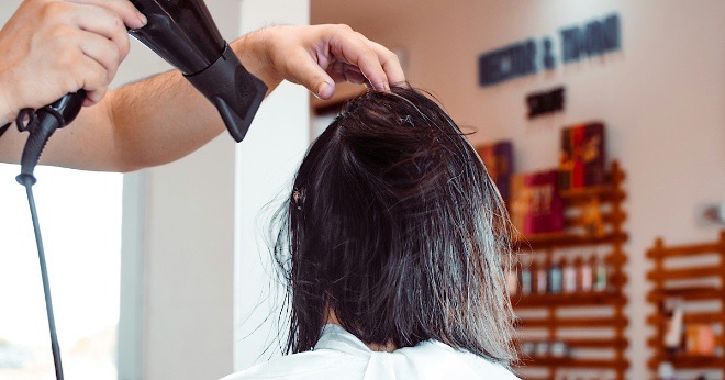 ドライヤーで髪を乾かす