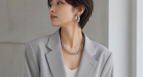ライトグレ×シルバーアクセサリー