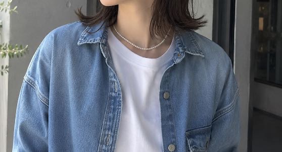 デニムシャツにパールネックレス