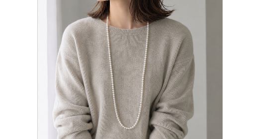 ニットにパールのロングネックレスのコーデ