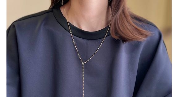 クルーネック×ロングネックレス　コーデ